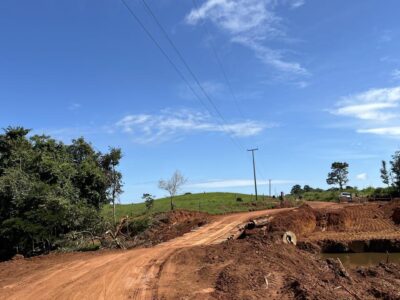 Construção de ponte de concreto na Linha 90 segue em andamento