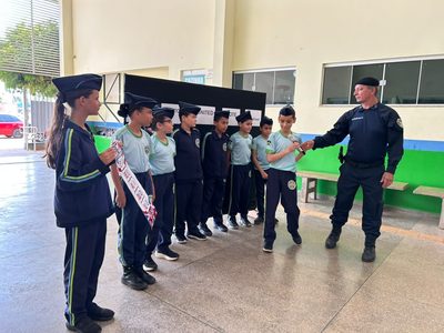 Alunos da Escola Cívico-Militar apresentam aprendizado em inglês básico