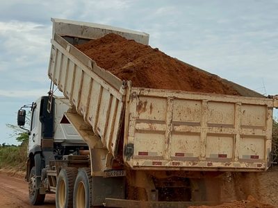 Prefeitura intensifica os trabalhos de cascalhamento nas linhas rurais