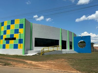 Teatro municipal recebe pintura e melhorias