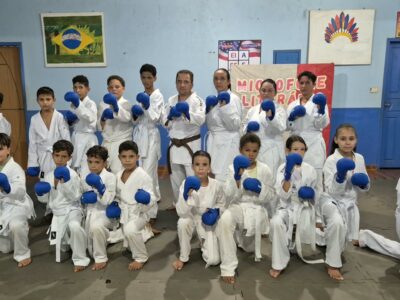 Projeto Vidas Ativas promove aula de karatê e entrega de equipamentos na Linha 86. disciplina e novas oportunidades para a garotada